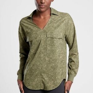 Athleta Zuma Printed Top V Neck High Low Size XS Women’s Viper Shadow Olive